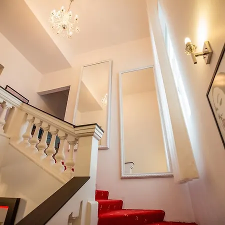 فندق Living تيرانا